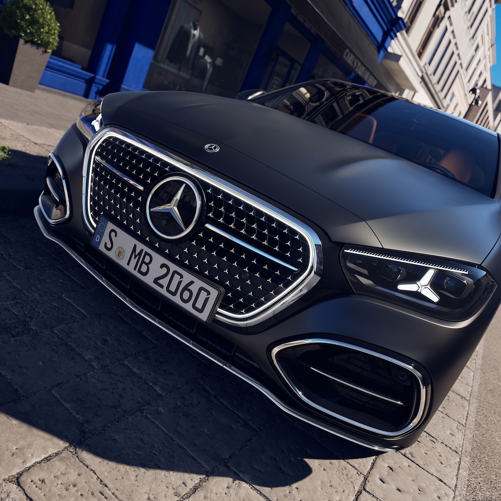 Partea frontală a noului model Clasa C limuzină de la Mercedes-Benz.