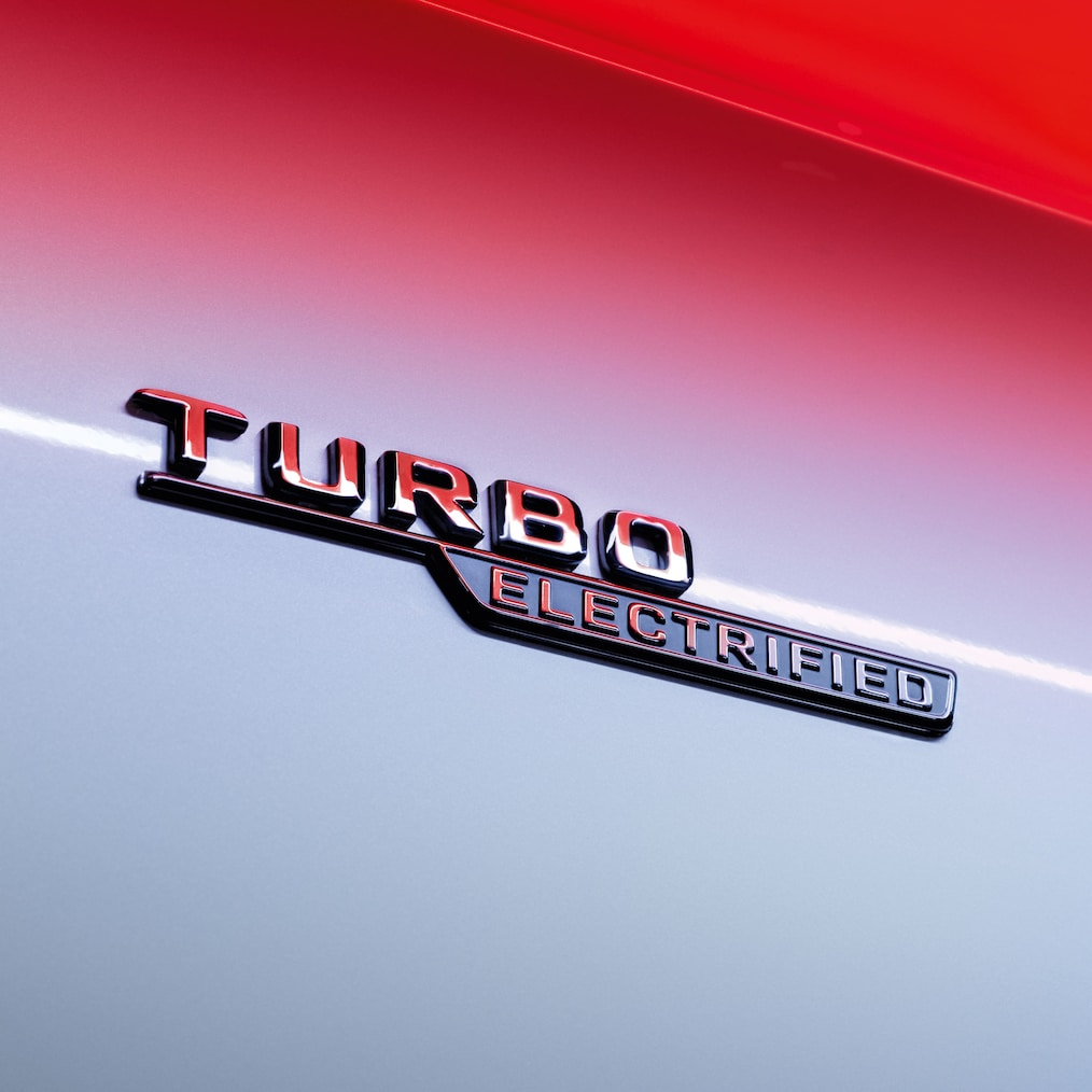 Prim-plan al inscripției TURBO ELECTRIFIED de pe aripile față.