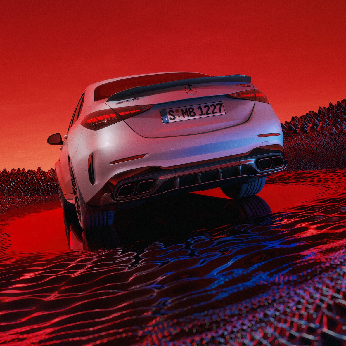 Perspectivă laterală din spate a modelului Mercedes-AMG C 63 S E PERFORMANCE.