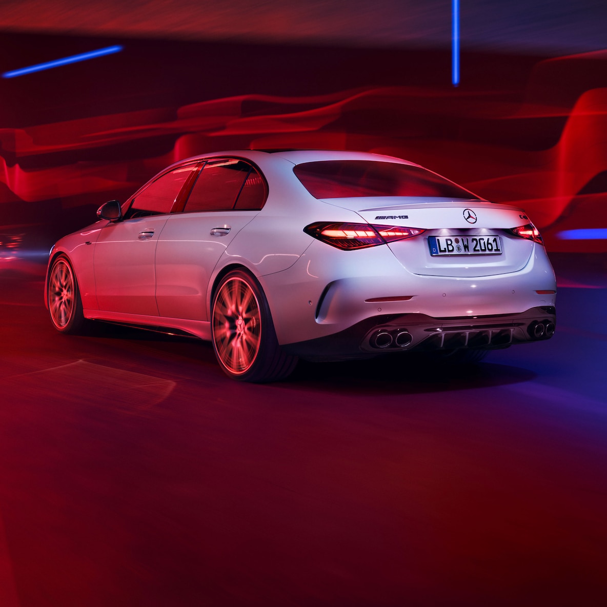 Modelul Mercedes-AMG C 43 dintr-o perspectivă laterală din spate.