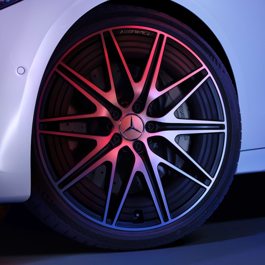 Prim-plan al jantelor AMG din aliaj ușor cu 5 spițe duble ale modelului Mercedes-AMG C 43.