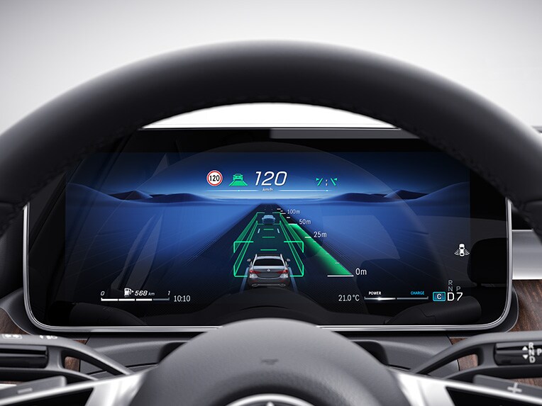 Asistentul pentru păstrarea distanței între autovehicule DISTRONIC în limuzina clasa C Mercedes-Benz.