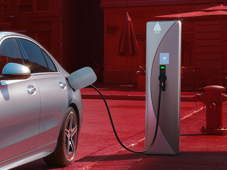 Modelul Mercedes-Benz clasa C limuzină hibrid plug-in în timpul încărcării la o stație de încărcare publică.