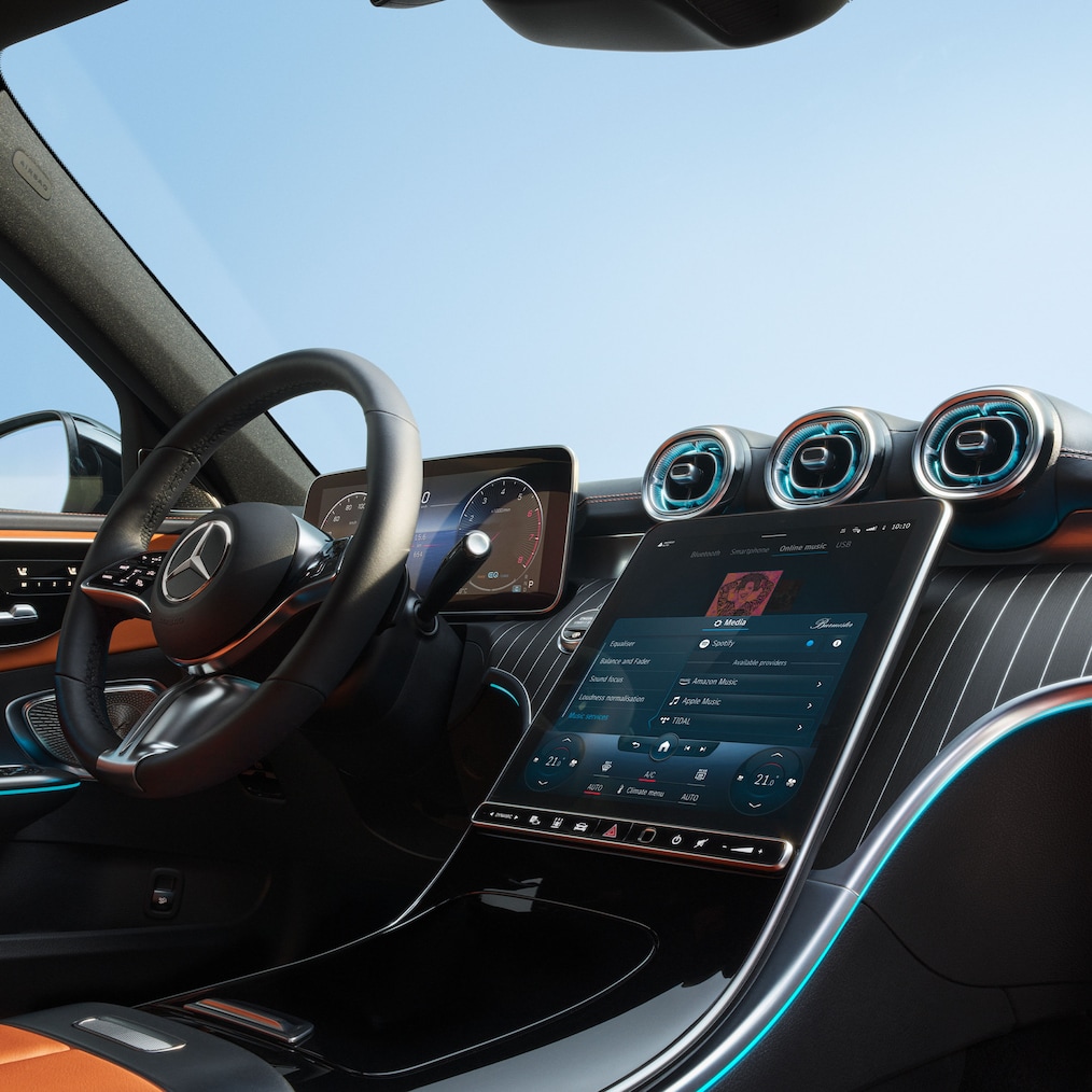 Perspectivă detaliată a cockpit-ului cu display-urile dintr-un model Mercedes-Benz Clasa C.