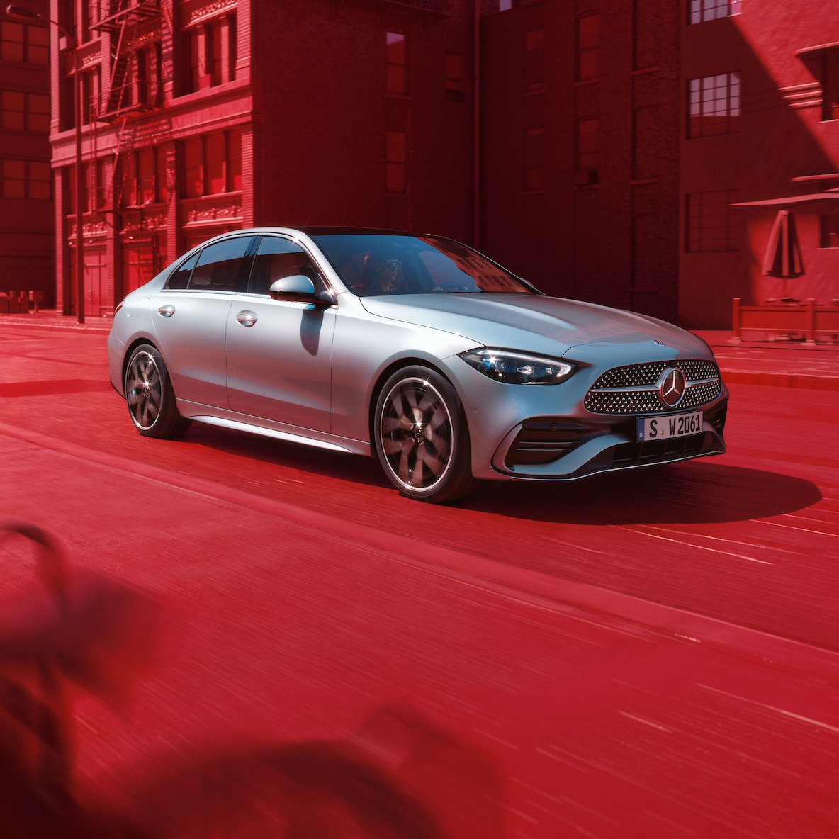 Perspectivă frontal-laterală a modelului Mercedes-Benz Clasa C limuzină.