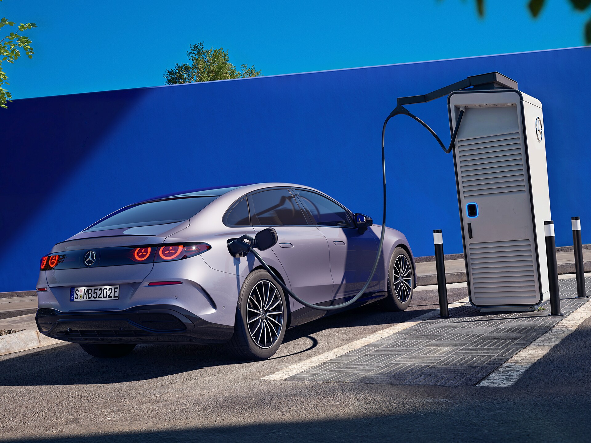 Încărcarea noului model Clasa C de la Mercedes-Benz.