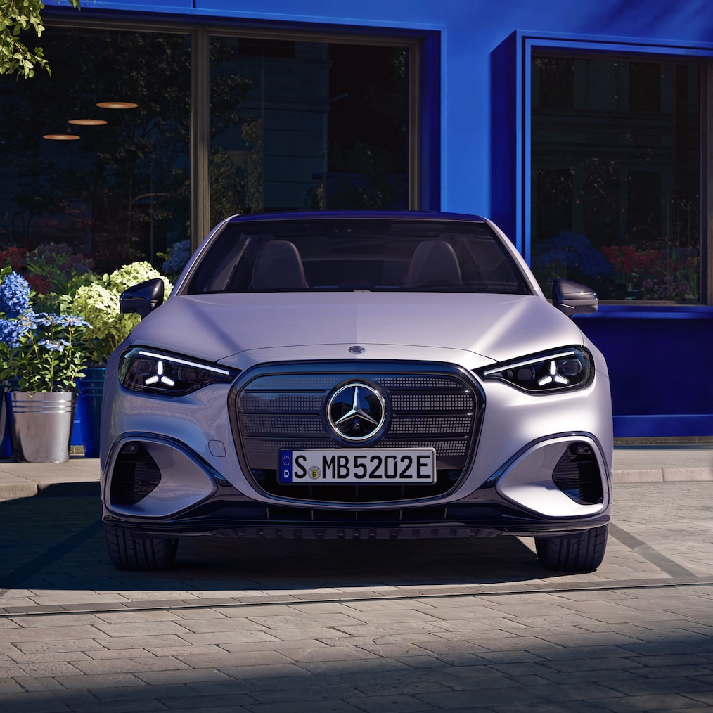 Designul frontal iluminat al noului model Clasa C electric de la Mercedes-Benz.
