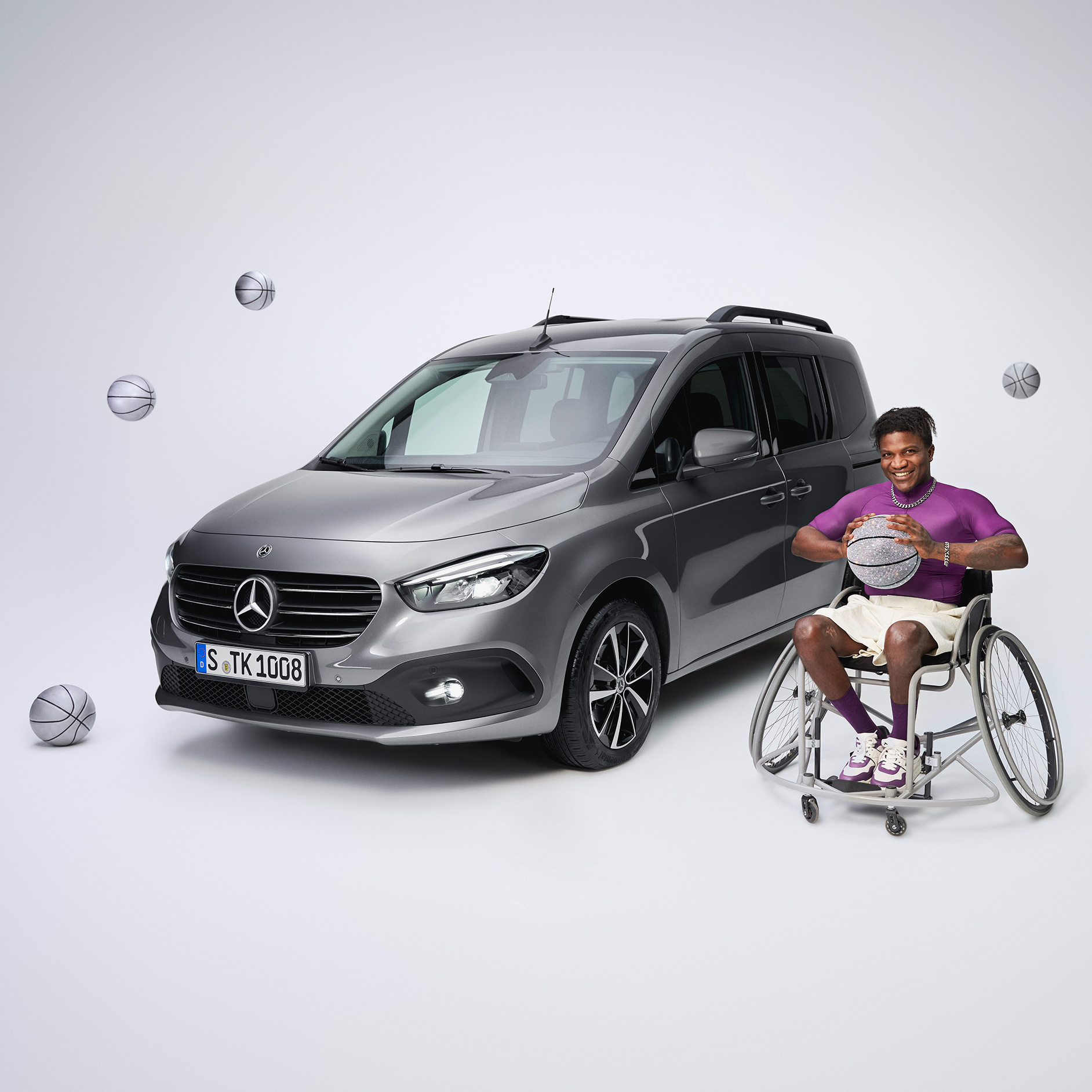 Manete de comandă | Sisteme de asistență la rulare | Mercedes-Benz Vederea laterală a unui model Clasa T transformat pentru persoanele cu dizabilități și un jucător de baschet în scaunul cu rotile.