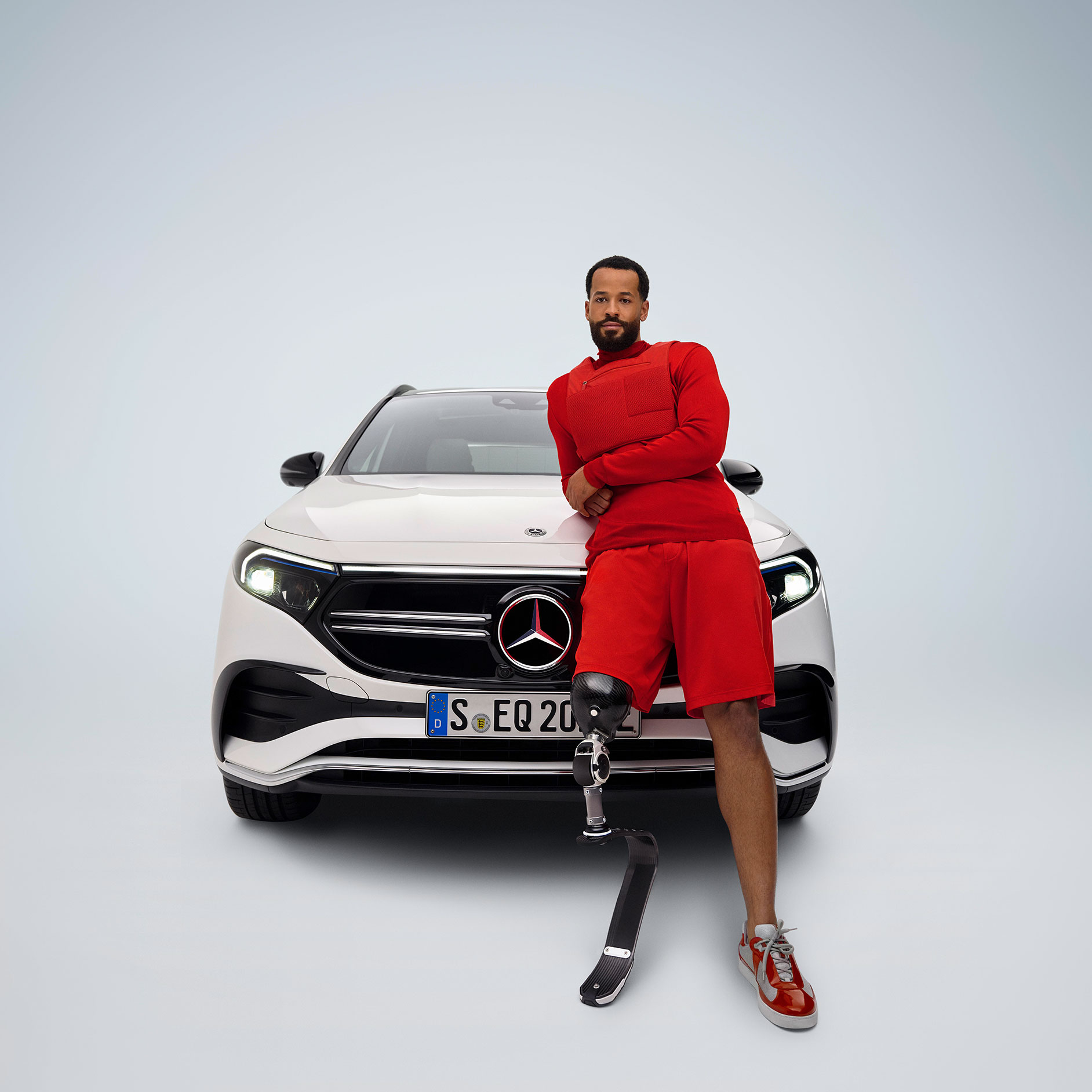 Înălțătoare ale pedalelor | Sisteme de asistență la rulare | Mercedes-Benz Modelul Mercedes-Benz EQA transformat pentru persoanele cu dizabilități dintr-o vedere față și un bărbat cu proteză de picior.