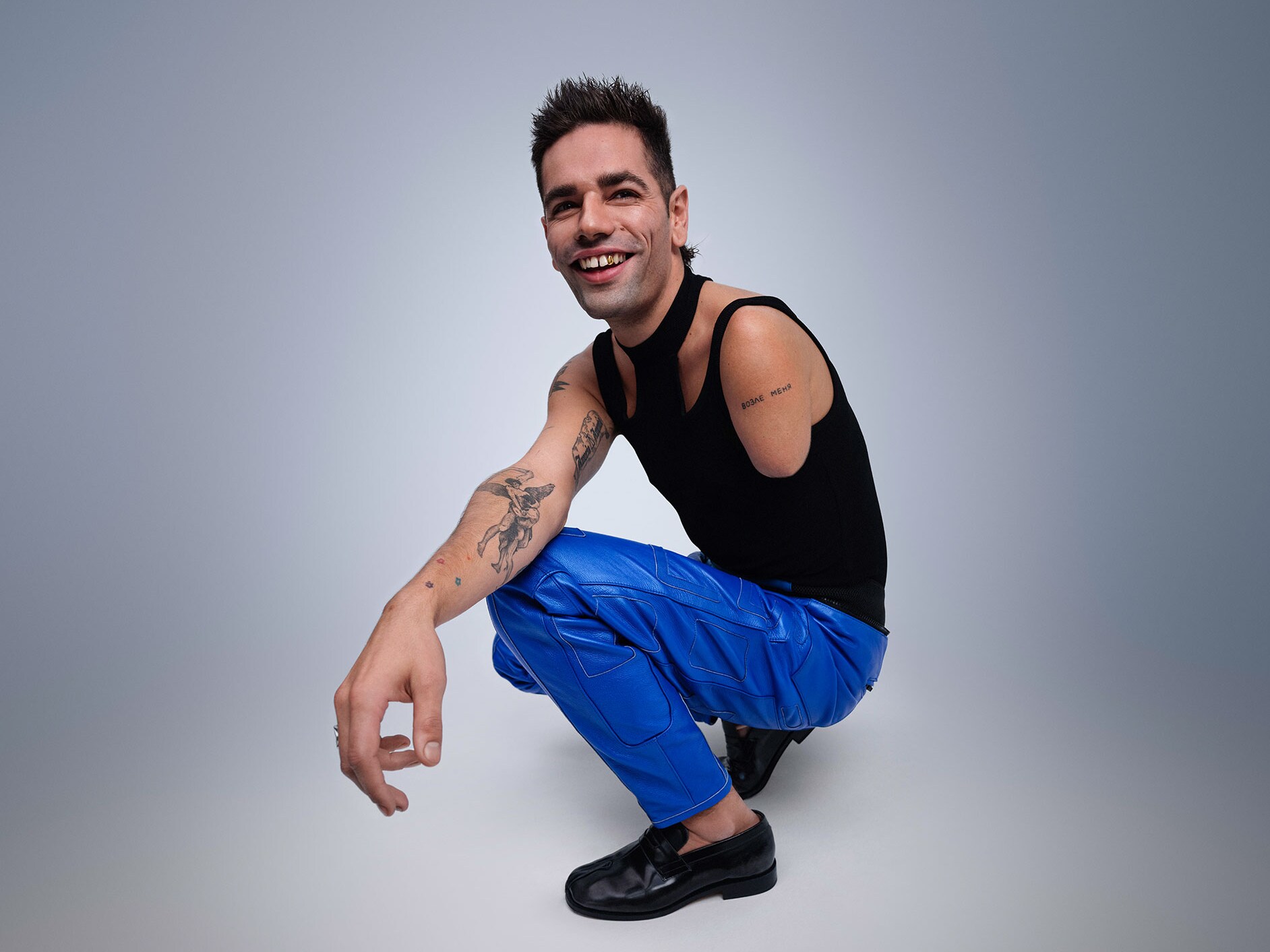 Motiv cu un bărbat fără un braț.