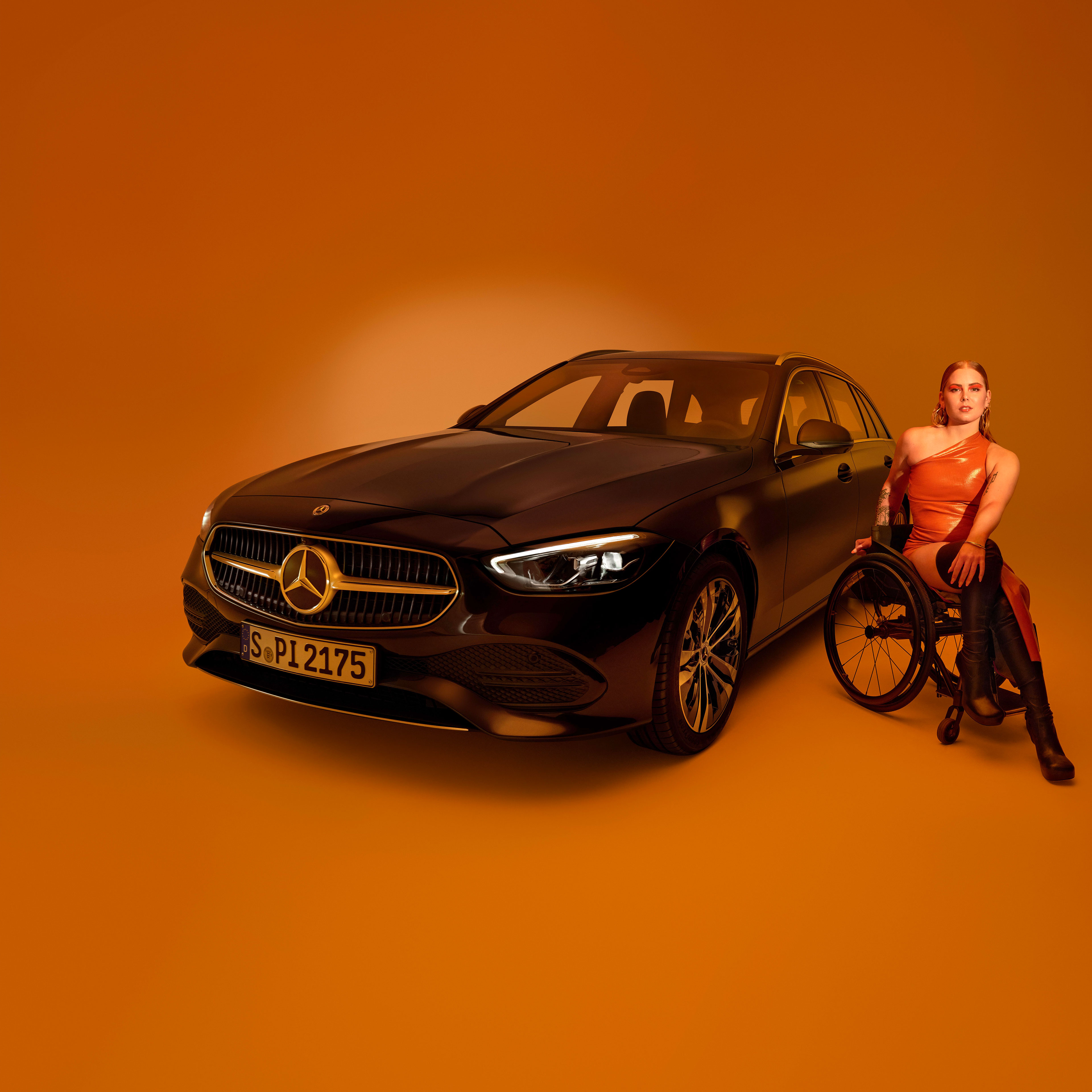 Sisteme de asistență la rulare | Mercedes-Benz Exteriorul unui model Clasa C model T transformat într-un autovehicul adaptat persoanelor cu dizabilități și o femeie în scaun cu rotile.