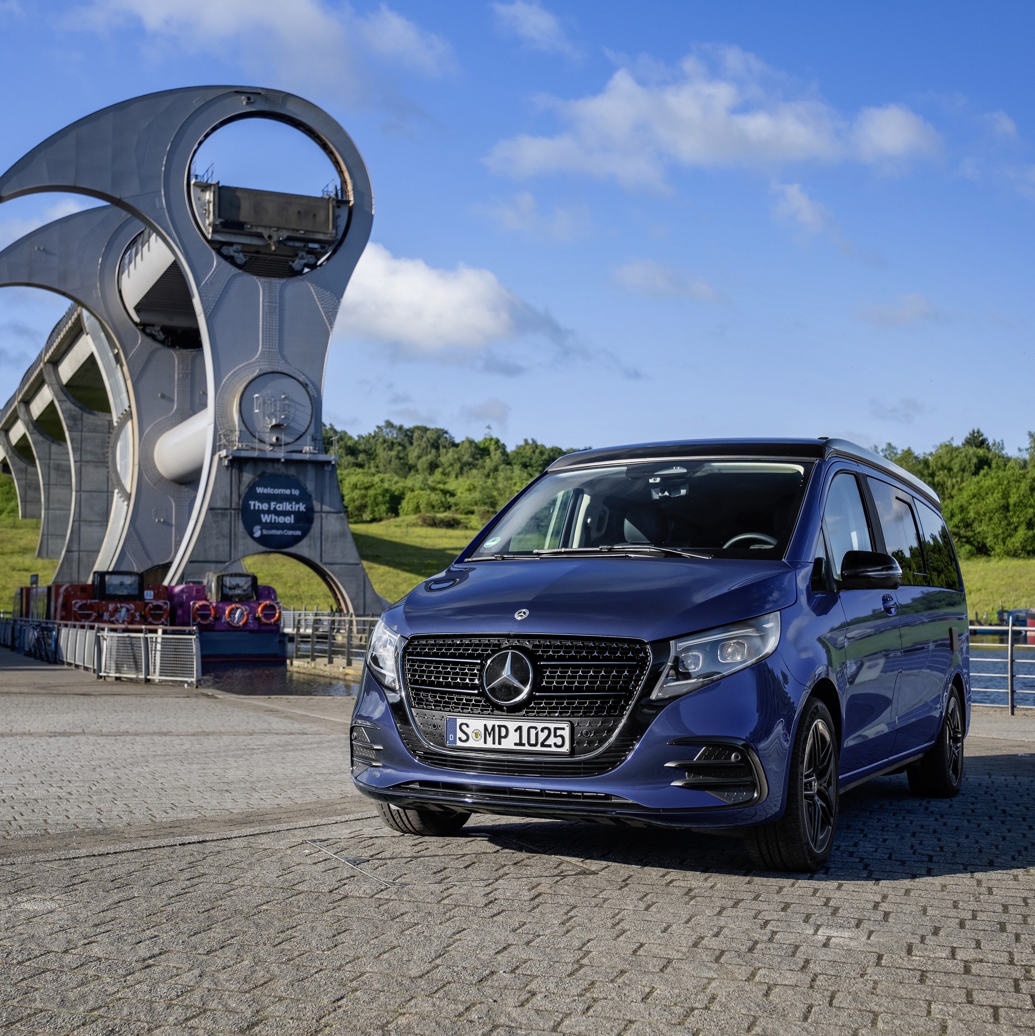 Autorulota Mercedes‑ Benz Marco Polo într-un decor pitoresc, în aer liber.