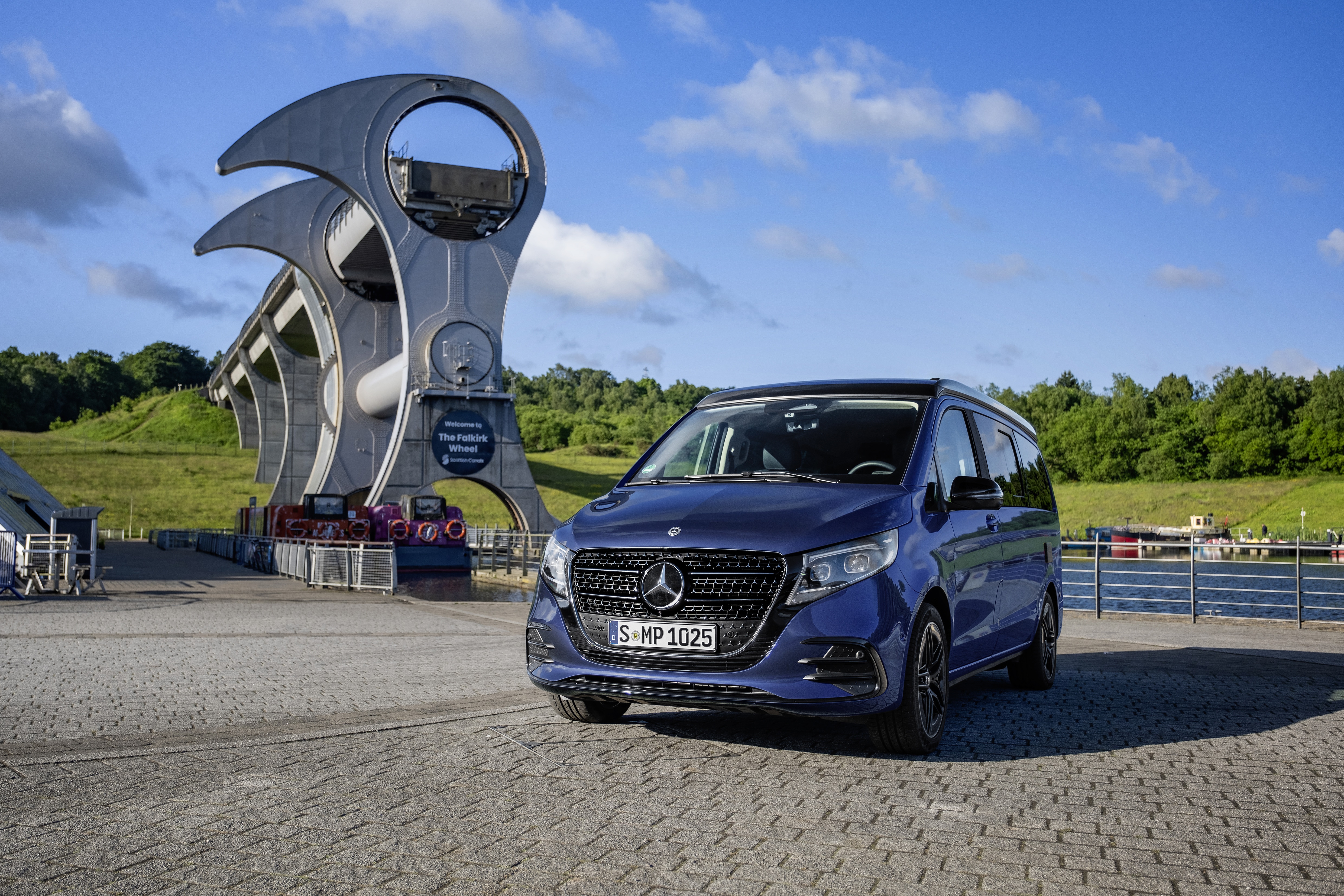 Marco Polo | Modele de monovolume și autorulote premium | Mercedes-Benz Vans Autorulota Mercedes‑ Benz Marco Polo într-un decor pitoresc, în aer liber.