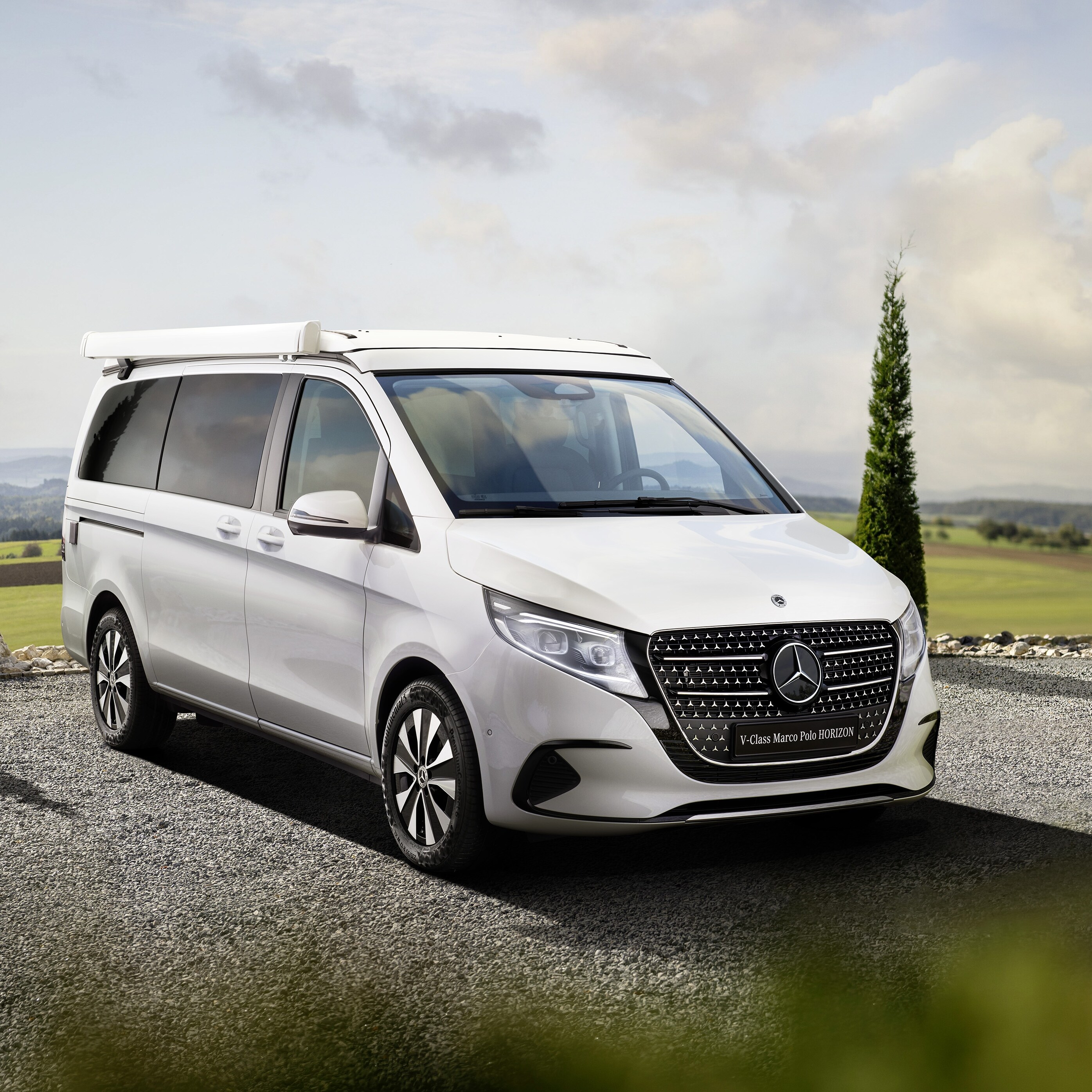 Mercedes‑Benz Marco Polo HORIZON cu plafon mobil, într-un decor în aer liber.
