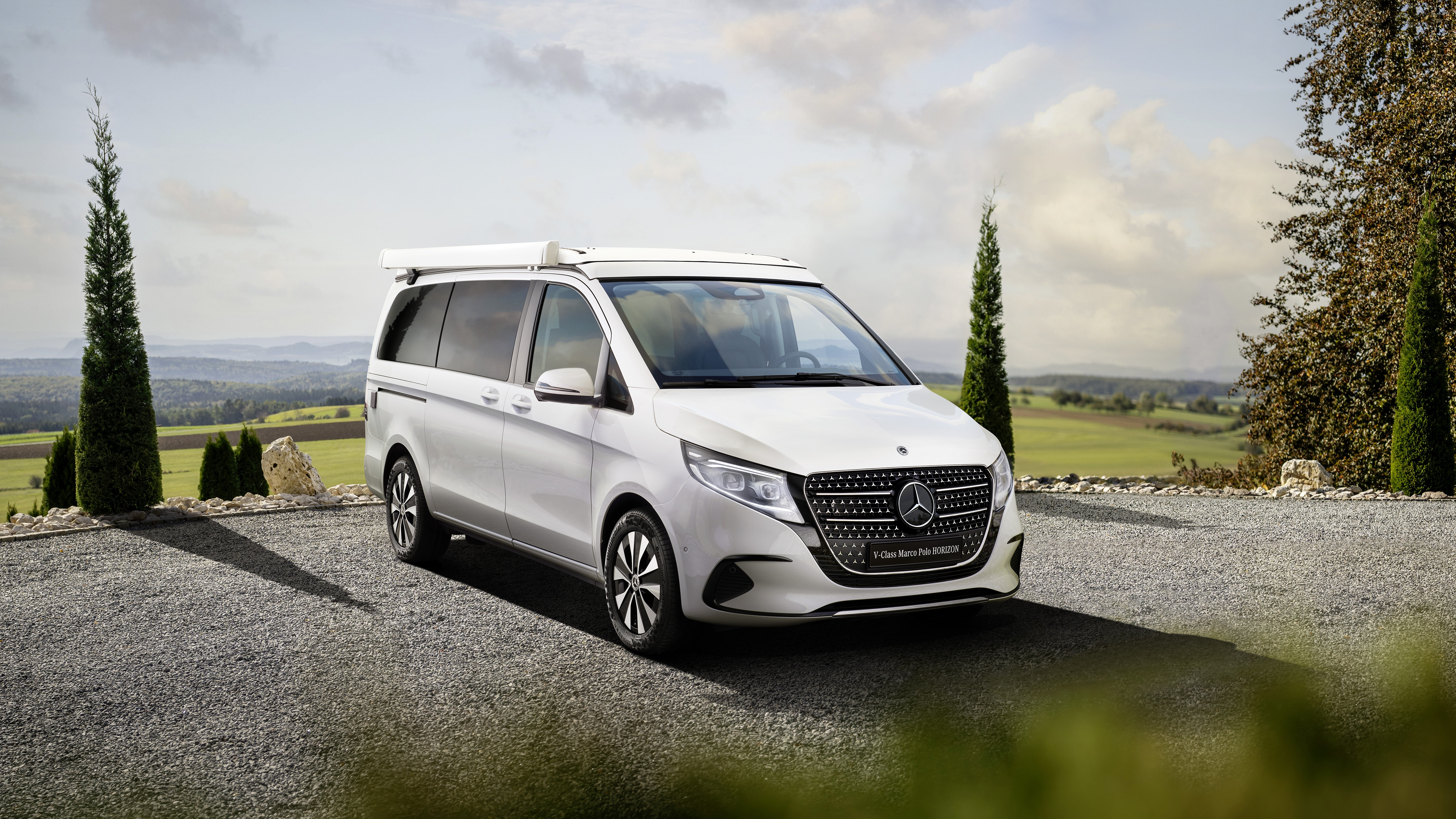 Marco Polo HORIZON | Modele de monovolume și autorulote premium | Mercedes-Benz Vans Mercedes‑Benz Marco Polo HORIZON cu plafon mobil, într-un decor în aer liber.