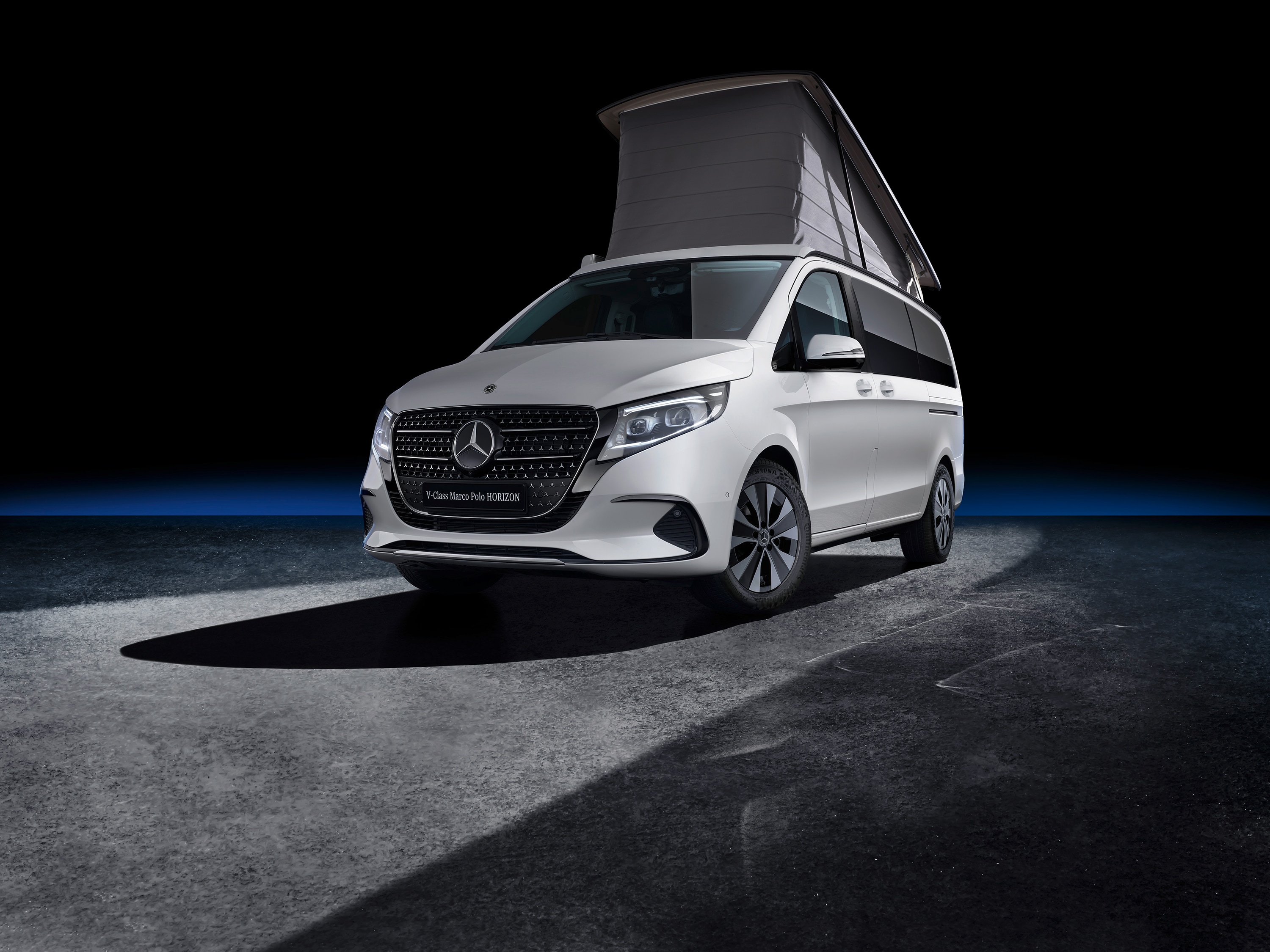 Marco Polo HORIZON | Autorulote Sprinter | Mercedes-Benz Marco Polo HORIZON cu plafon mobil într-un deșert accidentat, exprimând aventura off-road și explorarea cu rulota.
