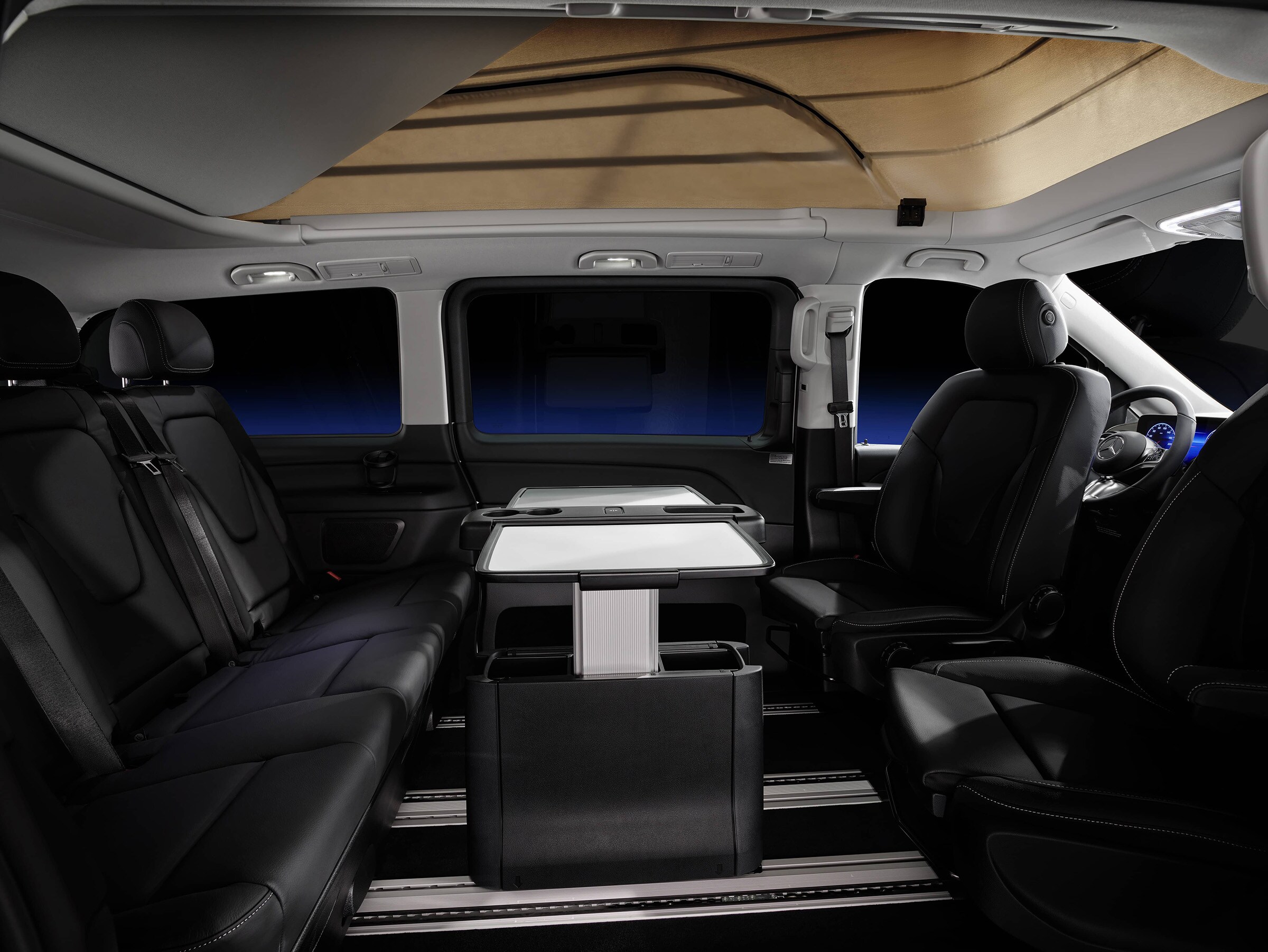 Interiorul modelului Mercedes-Benz Marco Polo HORIZON cu masă, plafon mobil și spațiu de flexibil pentru locuit.