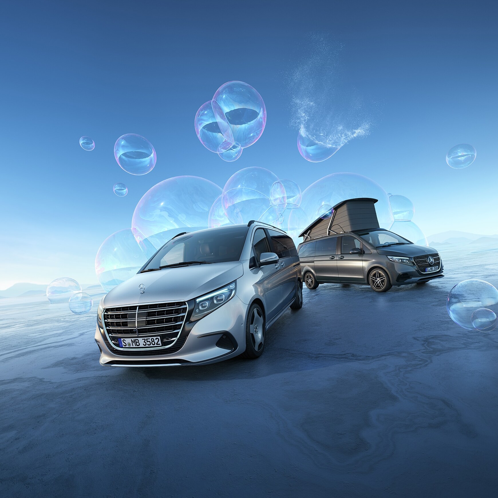 Modelele Mercedes‑Benz Marco Polo și Clasa V ilustrând călătoriile premium, soluțiile flexibile pentru campare si confortul modern al vieții în natură.