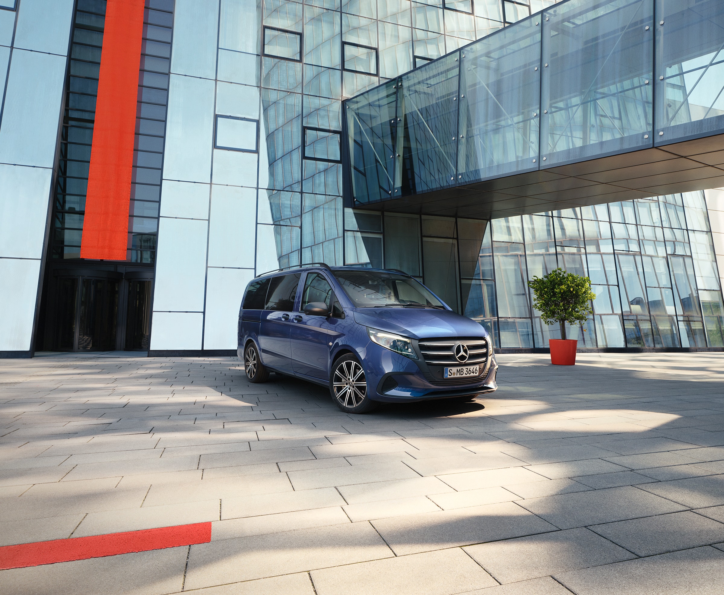 Vito Tourer | Modele de monovolume și autorulote premium | Mercedes-Benz Vans Mercedes‑Benz Vito Tourer cu ușă culisantă.