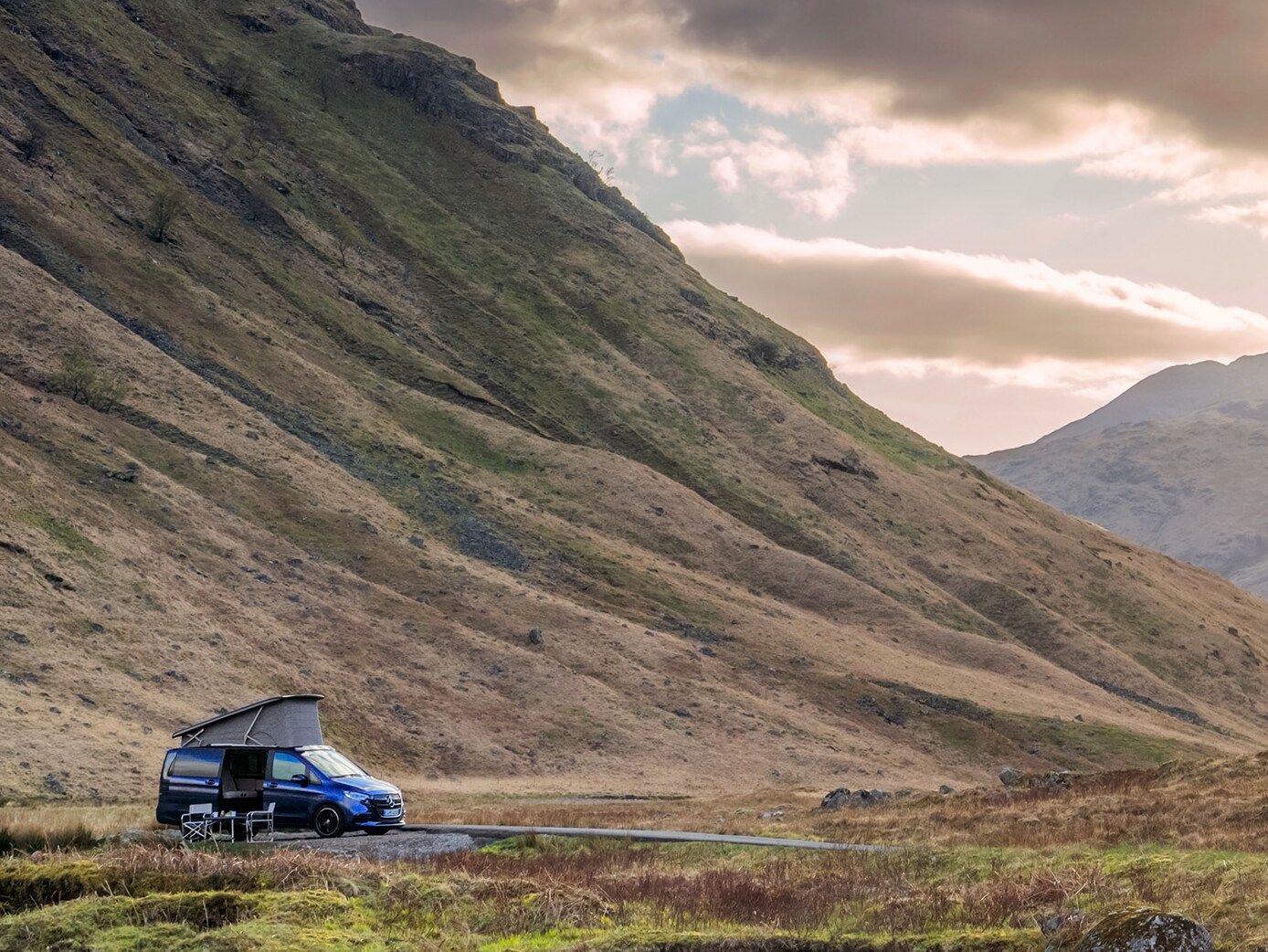 Autorulota Mercedes-Benz Marco Polo într-un peisaj montan dramatic, demonstrând libertatea vieții în camper, aventura în aer liber și confortul premium al călătoriilor.