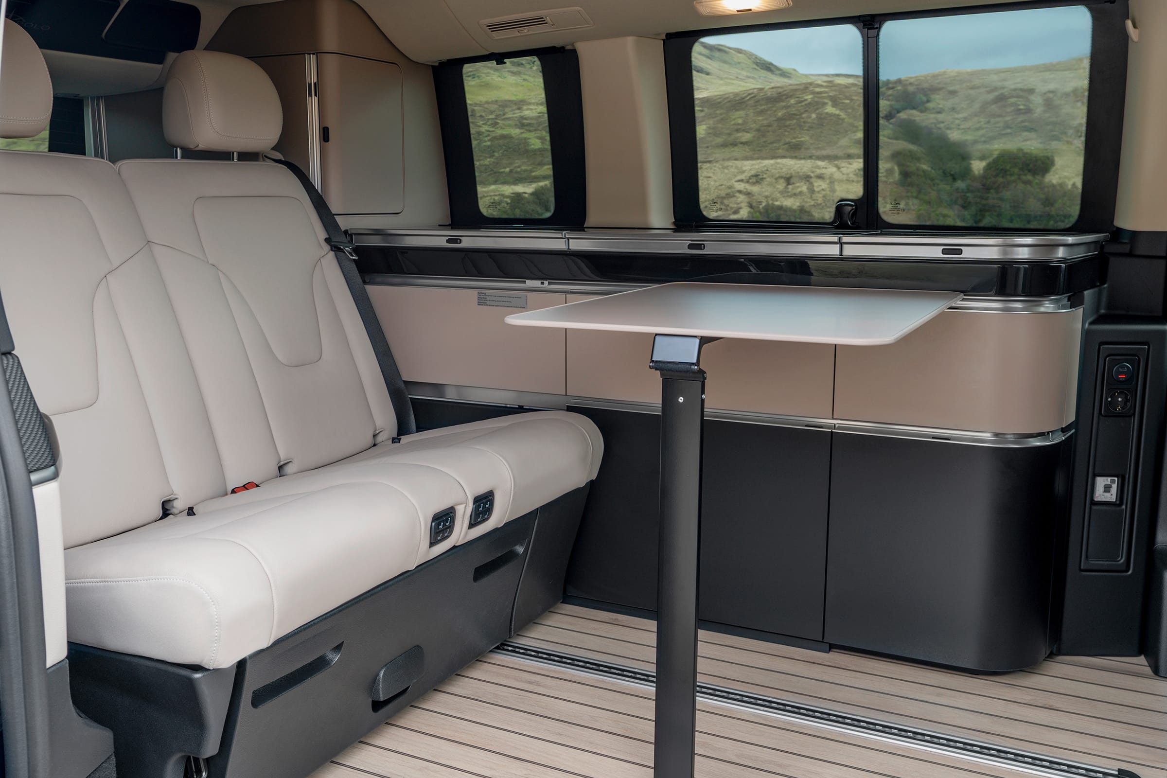 Masă pliabilă | Universul Marco Polo | Mercedes-Benz Interiorul modelului Mercedes-Benz Marco Polo cu masă pliabilă și spațiu de locuit flexibil.