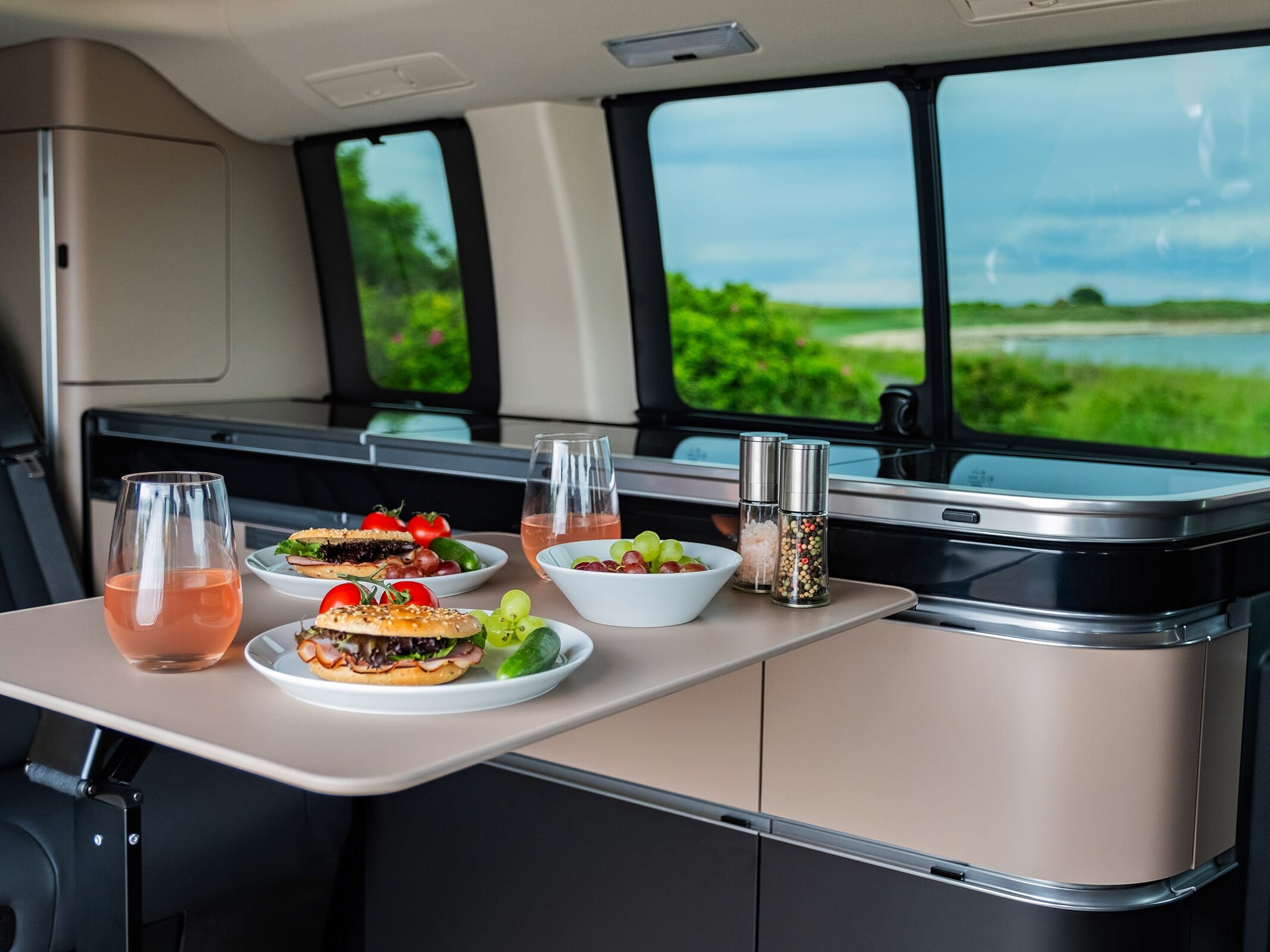 Bucătăria pentru autorulotă a modelului Mercedes-Benz Marco Polo cu plită pe gaz integrată, chiuvetă și design premium, pentru a găti confortabil oriunde te-ai afla.