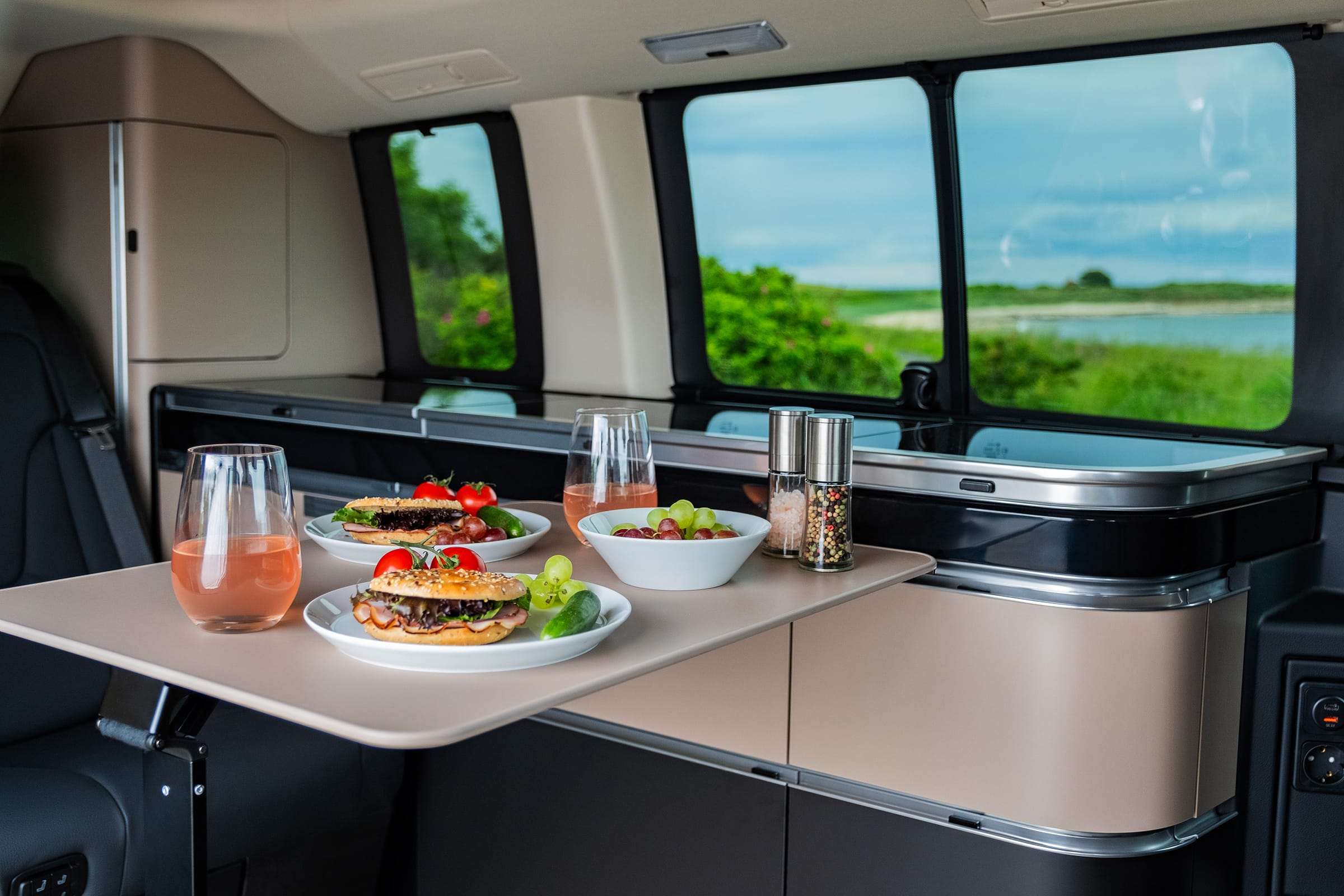 Zona de gătit Marco Polo | Universul Marco Polo | Mercedes-Benz Bucătăria pentru autorulotă a modelului Mercedes-Benz Marco Polo cu plită pe gaz integrată, chiuvetă și design premium, pentru a găti confortabil oriunde te-ai afla.