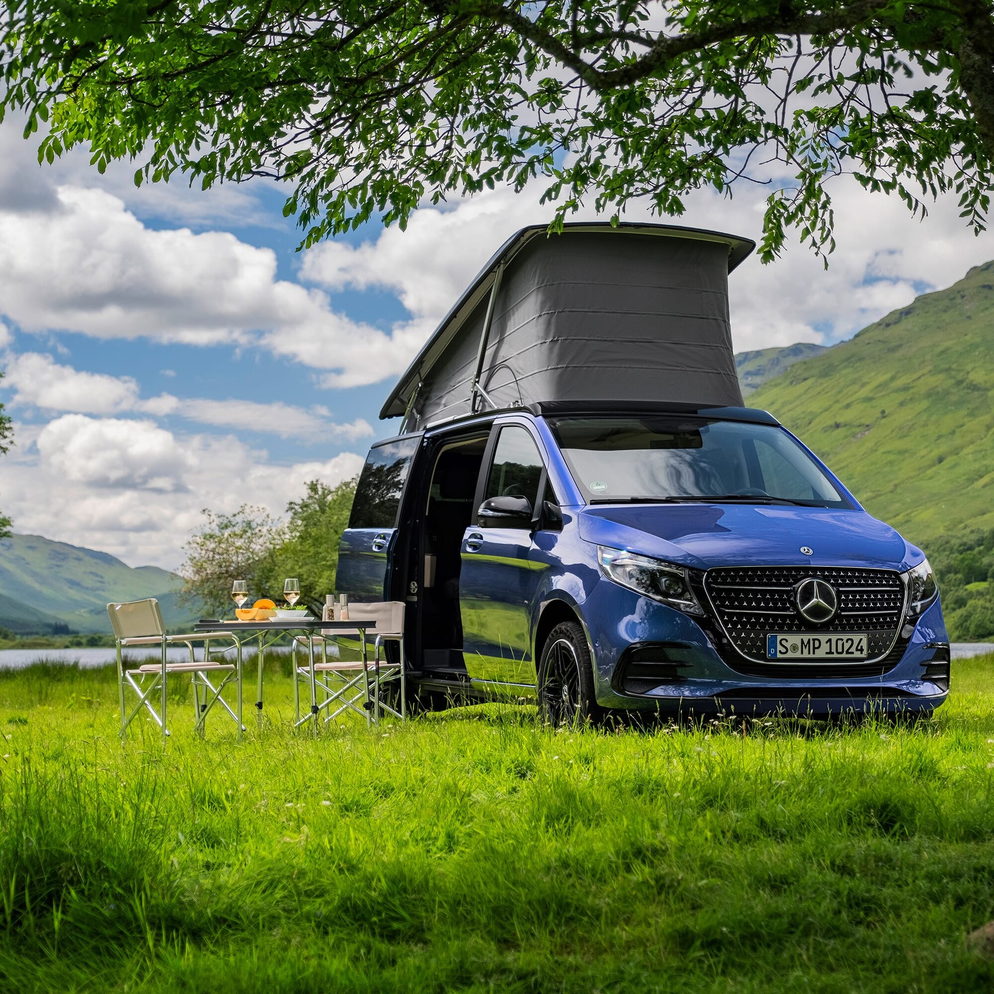 Modelul Mercedes-Benz Marco Polo prezentat într-o destinație emblematică, combinând designul elegant cu versatilitatea premium pentru călătorii și camping.