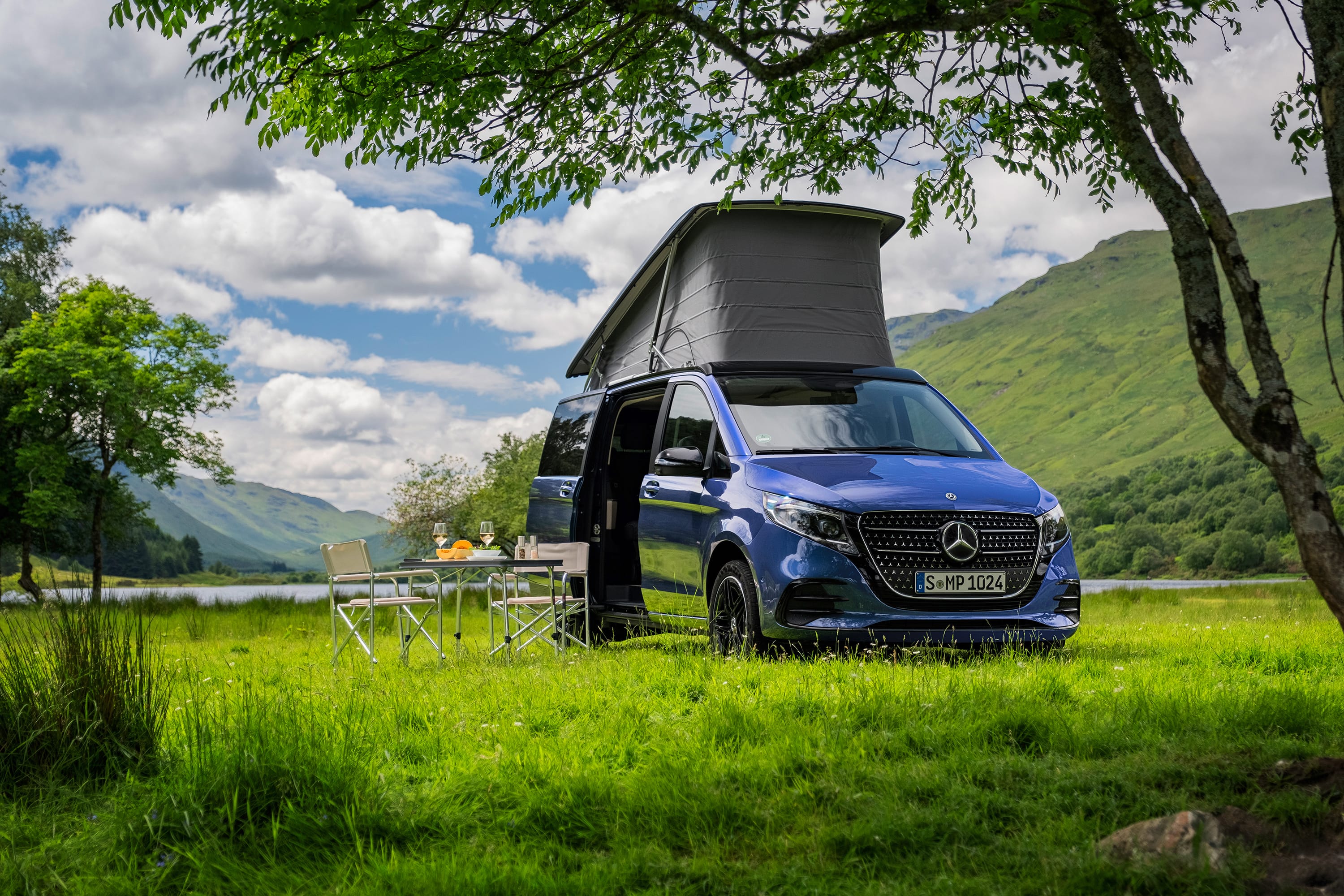 Timp pentru doi | Universul Marco Polo | Mercedes-Benz Modelul Mercedes-Benz Marco Polo prezentat într-o destinație emblematică, combinând designul elegant cu versatilitatea premium pentru călătorii și camping.