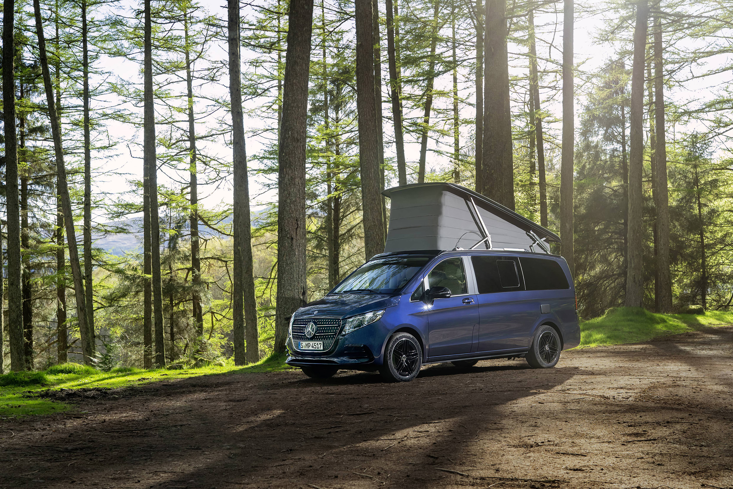 Libertate când ai nevoie | Universul Marco Polo | Mercedes-Benz Autorulota Mercedes-Benz Marco Polo cu plafon elevabil, pregătită pentru aventuri în aer liber și șederi de noapte în natură.