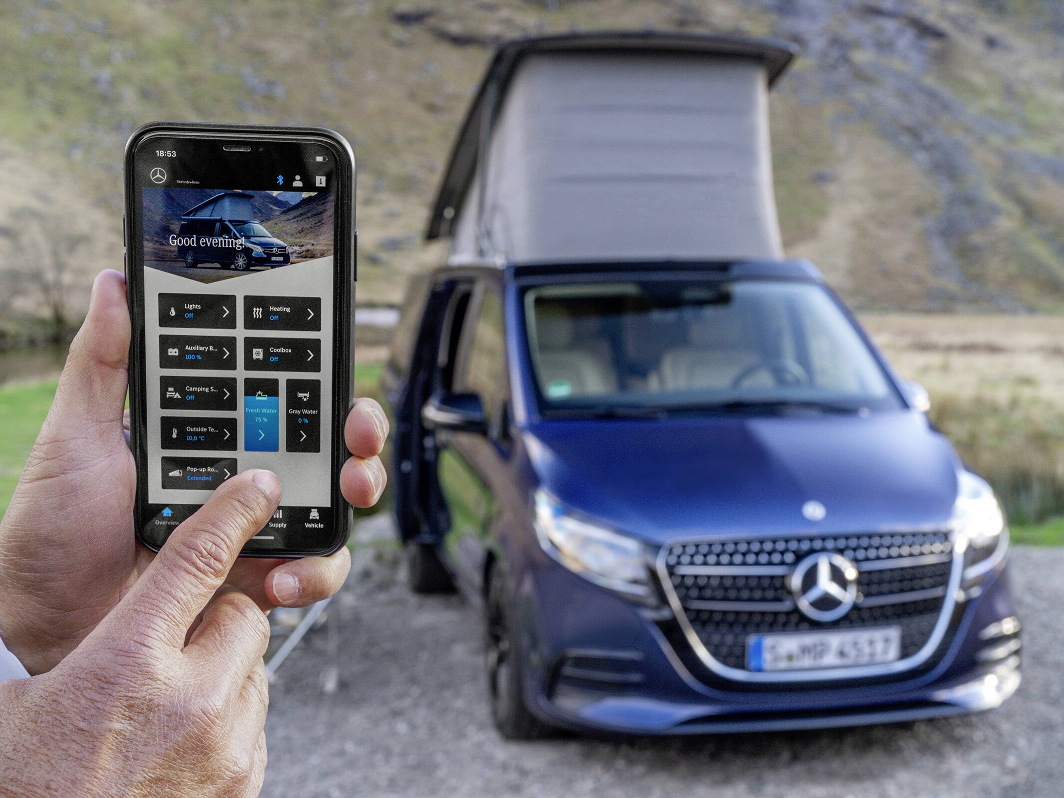 Mercedes-Benz Advanced Control (MBAC) îți permite să controlezi de la distanță funcțiile esențiale ale autorulotei, cum ar fi încălzirea, iluminatul și plafonul mobil, prin intermediul smartphone-ului.