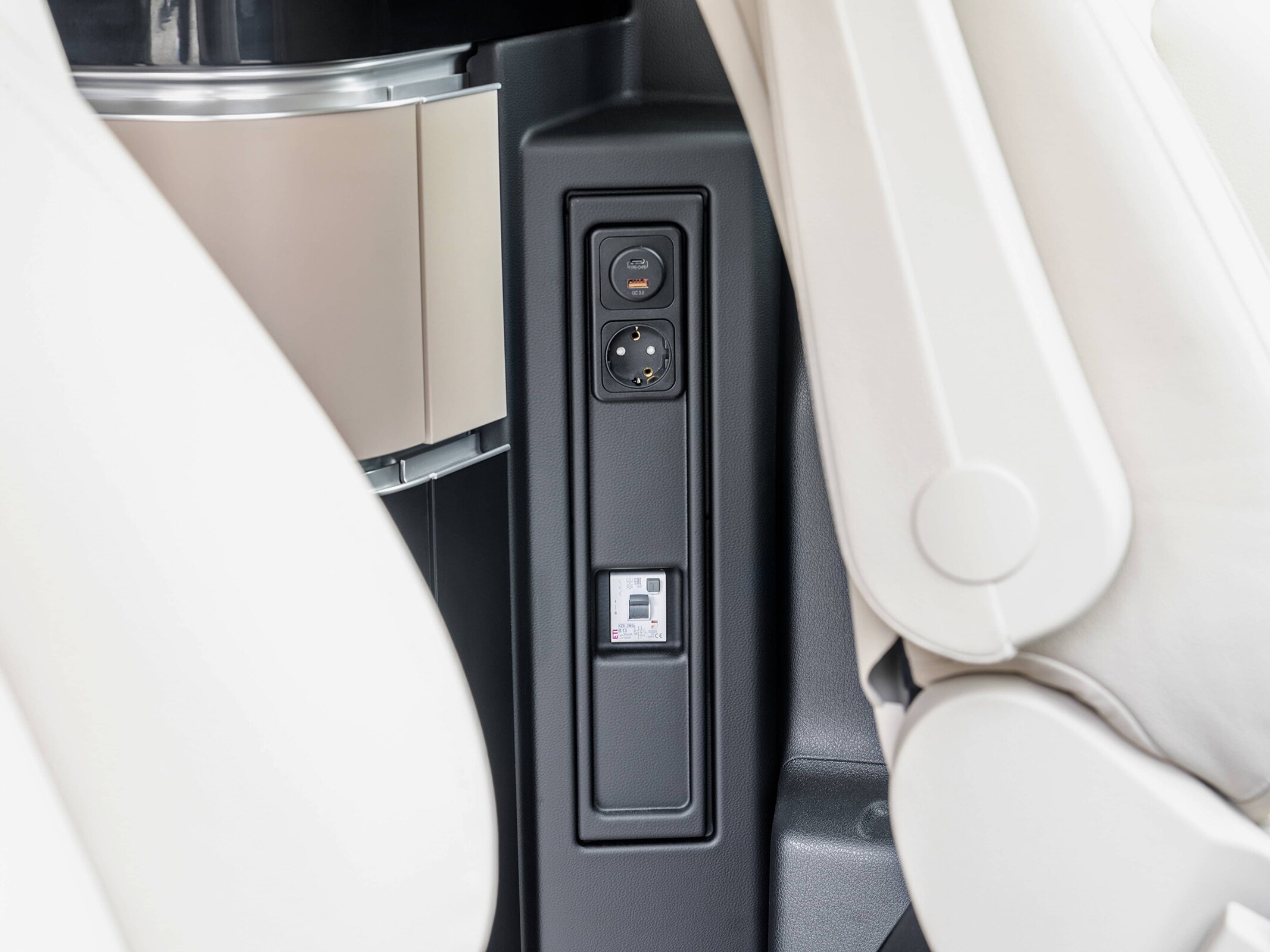 Prizele de 230 V și 12 V ale modelului Mercedes-Benz Marco Polo, precum și portul de încărcare USB.