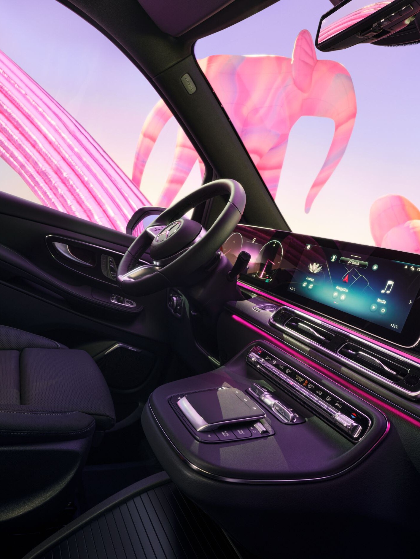 Ilustrația arată funcționarea intuitivă a afișajului media cu touchscreen de la bordul autovehiculelor Mercedes-Benz.