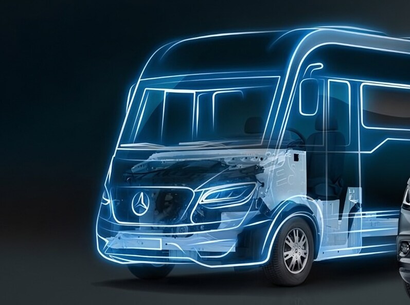 Mercedes-Benz Sprinter Camper cu tracțiune integrală, rulând pe teren nins.