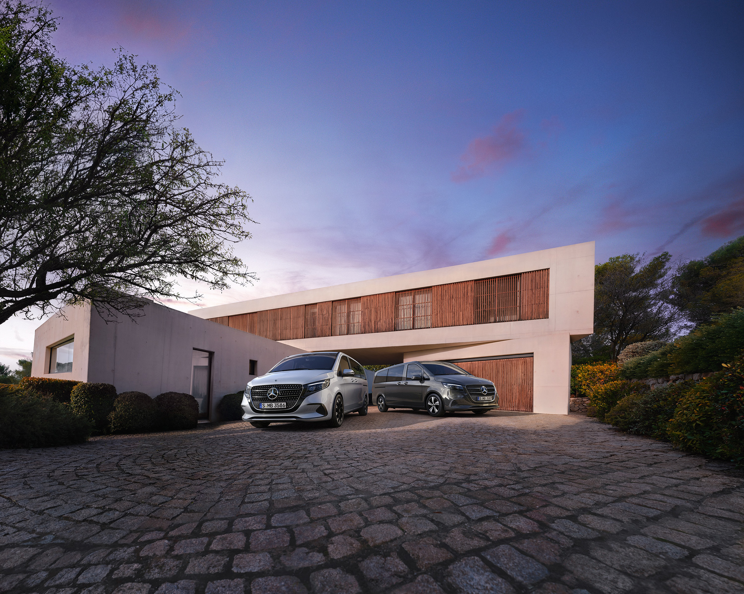 Clasa V | Modele de monovolume și autorulote premium | Mercedes-Benz Vans Mercedes‑Benz Clasa V în fața unei case moderne.
