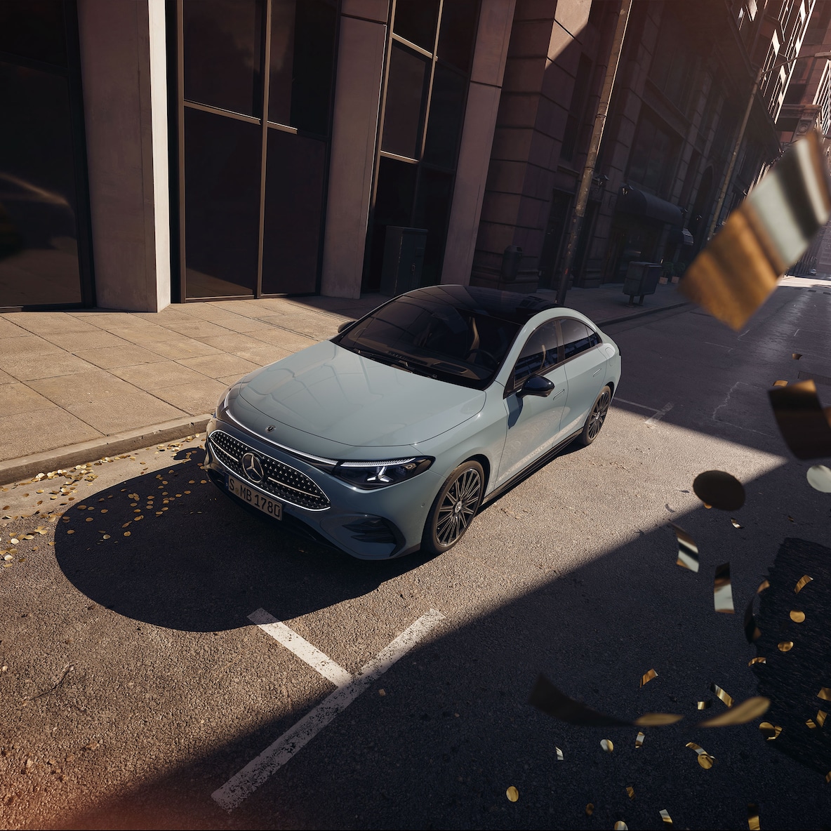 Perspectivă laterală frontală (dintr-o perspectivă ușor ridicată datorită trapei panoramice) a modelului Mercedes-Benz CLA C178 cu AMG Line Plus.