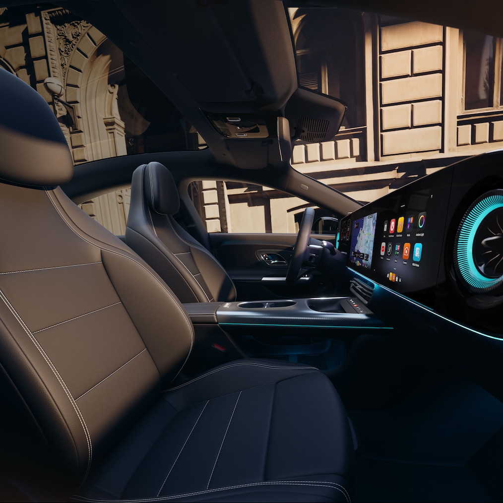 MBUX Superscreen din scaunul șoferului unui Mercedes-Benz CLA C178 (sau perspectivă laterală, în care sunt vizibile și scaunele sport).