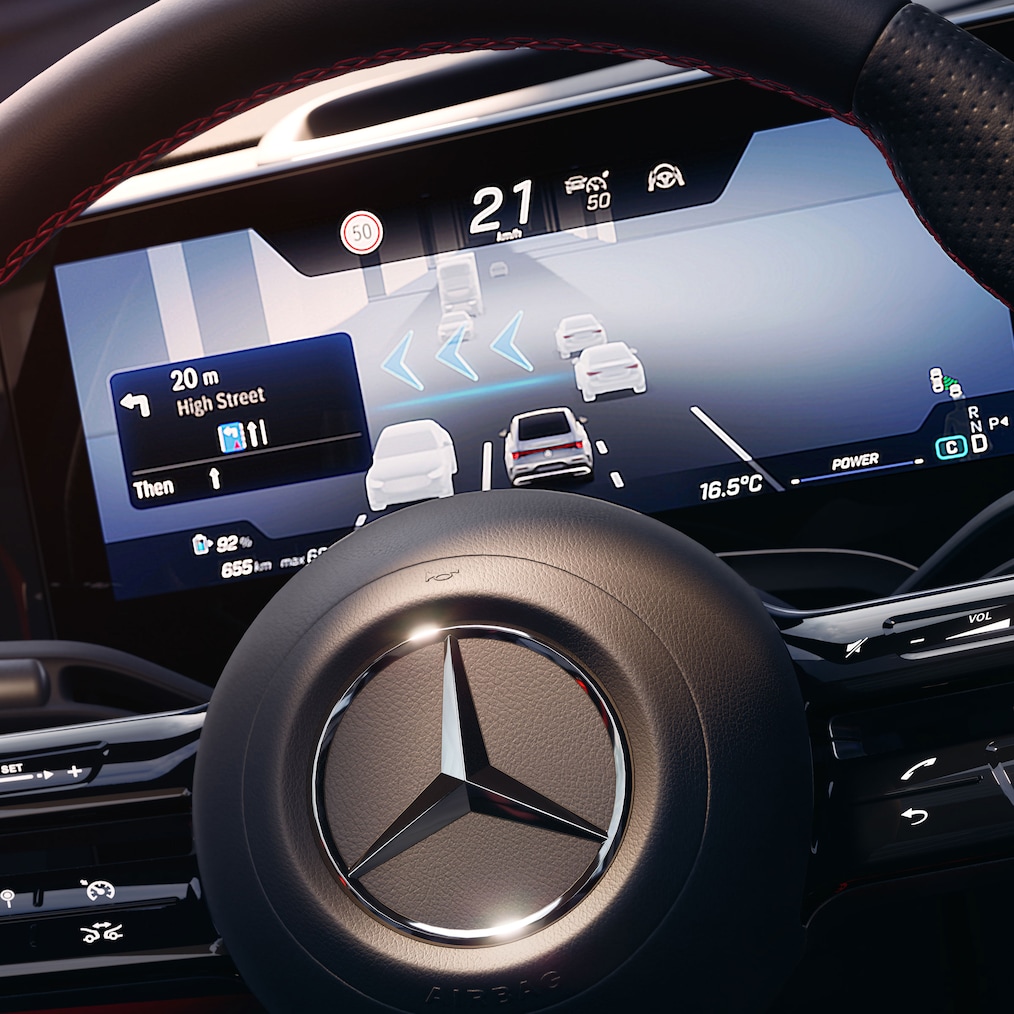 MBUX Superscreen cu hărți de navigație, perspectivă din scaunul șoferului modelului Mercedes-Benz CLA C178.