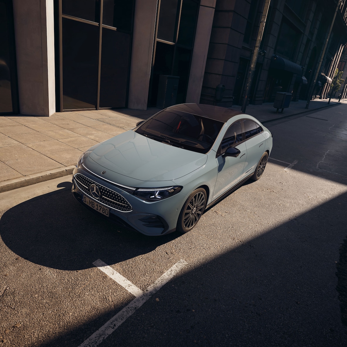 Perspectivă laterală frontală (dintr-o perspectivă ușor ridicată datorită trapei panoramice) a modelului Mercedes-Benz CLA C178 cu AMG Line Plus.