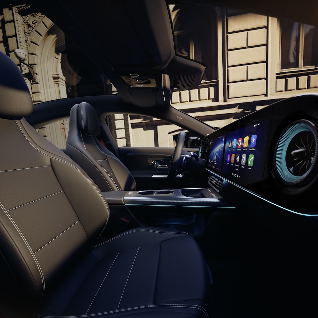 Vedere MBUX Superscreen din scaunul șoferului unui Mercedes-Benz CLA C178 (sau vedere laterală, în care sunt vizibile și scaunele sport).