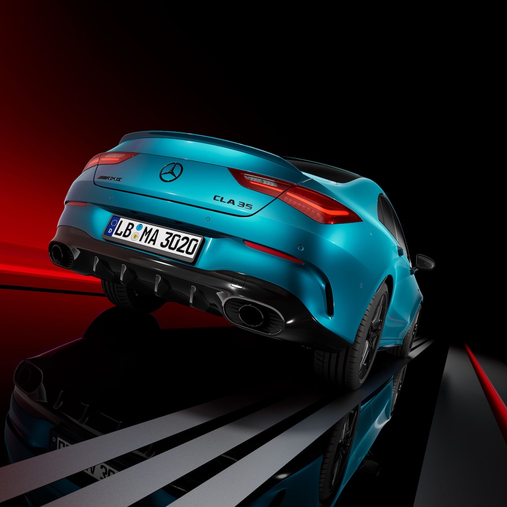 Perspectivă frontal-laterală a unui model Mercedes-AMG CLA 35 4MATIC Coupé.