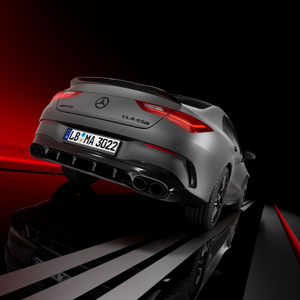 Perspectivă frontal-laterală a unui model Mercedes-AMG CLA 45 S 4MATIC+ Coupé.