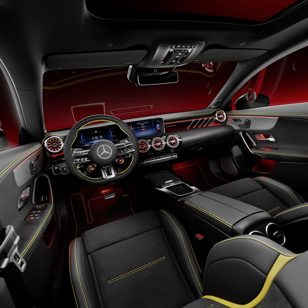 Interiorul modelului Mercedes-AMG CLA Coupé cu scaune AMG Performance și volan AMG Performance.