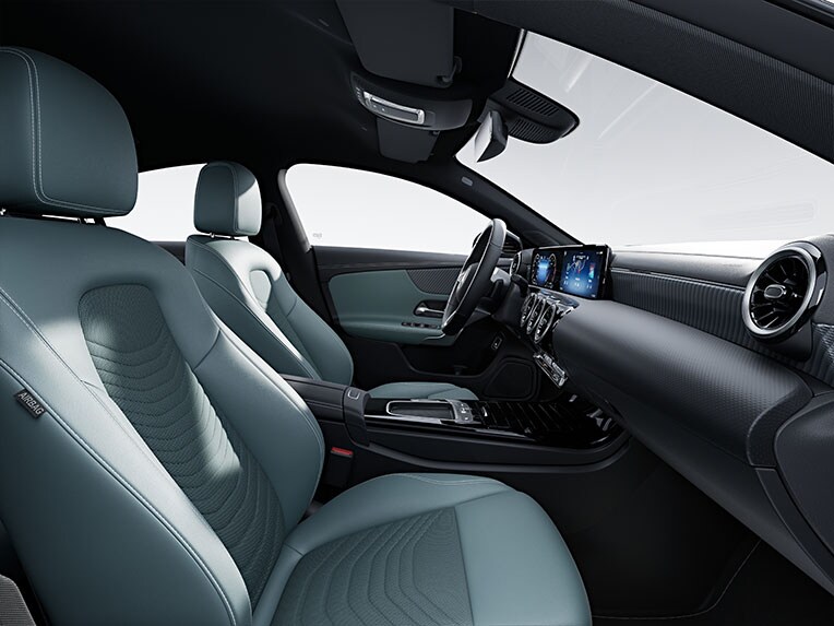 Noul model Mercedes-Benz CLA Coupé cu linia de echipare Progressive în habitaclu.