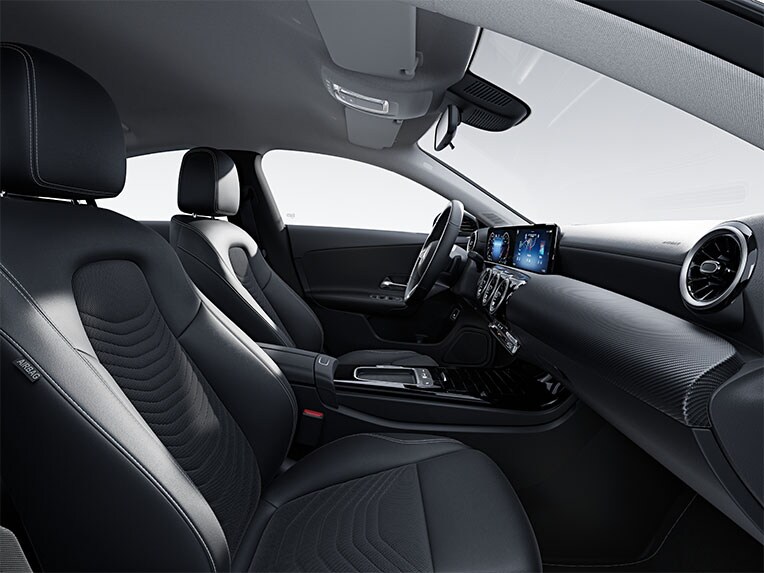 Noul model Mercedes-Benz CLA Coupé cu echipare standard în habitaclu.