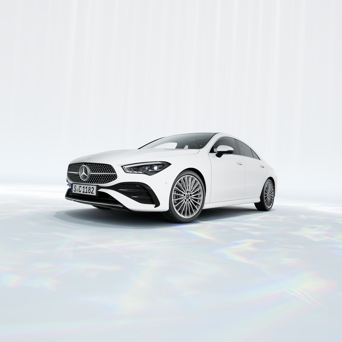 Perspectivă frontal-laterală a modelului Mercedes-Benz CLA Coupé.