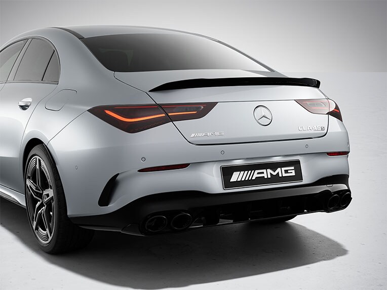 Modelul CLA 35 4MATIC de la Mercedes-AMG cu pachet AMG aerodinamic.