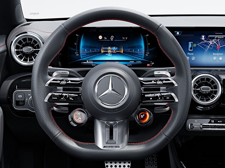 Volanul Performance îmbrăcat în piele Nappa în modelul CLA Coupé de la Mercedes-AMG