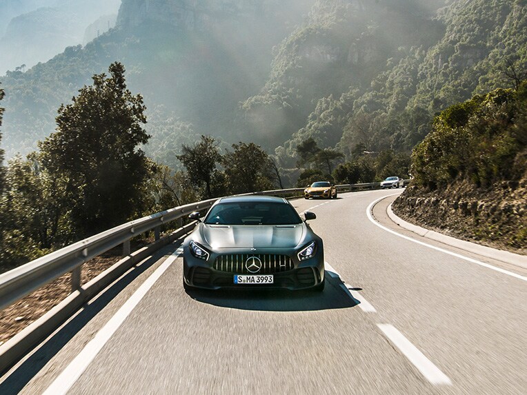 Un model Mercedes-AMG GT R în perspectivă frontală, deplasându-se pe o stradă.