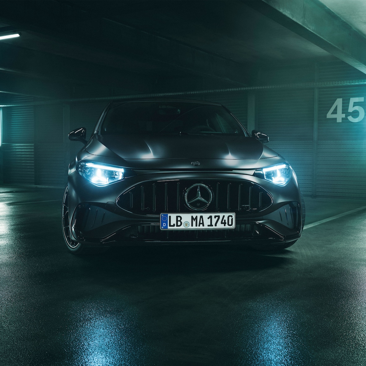 Partea frontală specifică AMG a noului model Mercedes-AMG CLA 45 4MATIC+ electric.